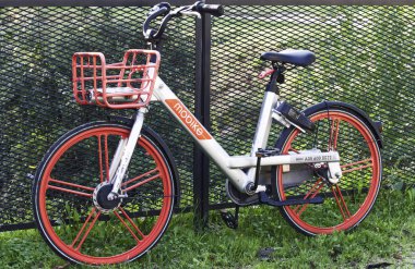 Bologna / İtalya - 27 Ekim 2019: Motosiklet park edilmiş, Bolonya 'da bisiklet paylaşımı servisi.