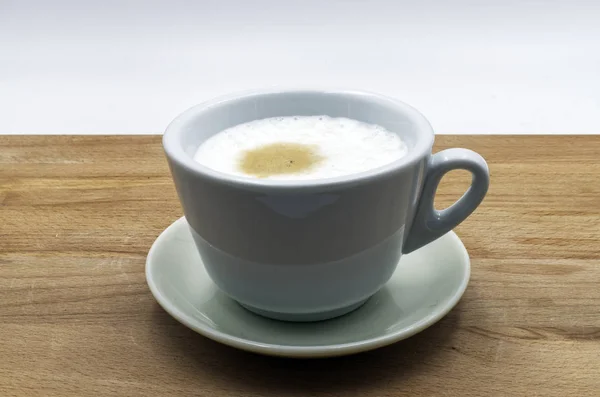 Italienska Cappuccino Keramisk Kopp Träbord Vit Bakgrund — Stockfoto