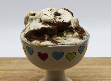 Tahta masada bir fincan Tiramisu dondurması, yakın plan.