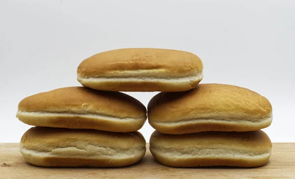 Frisches Brot Für Hot Dogs Holztisch Weißer Hintergrund — Stockfoto