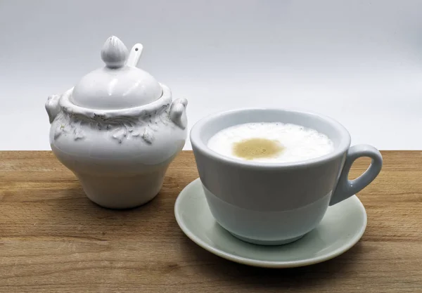 意大利卡布奇诺 木制桌子上有陶瓷砂糖碗 白色背景 — 图库照片