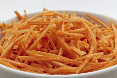 Beyaz bir kasede doğranmış havuçlar, yakın plan. 