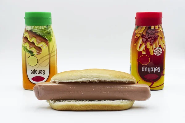 Verse Hotdog Met Ketchup Mosterd Dispenser Geïsoleerd Witte Achtergrond — Stockfoto