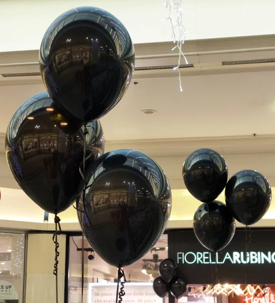 Venerdì Nero Palloncini Neri Centro Commerciale Italiano — Foto Stock