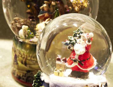 Santa Lucia, Bologna, İtalya Noel pazarında geleneksel Noel süslemeleri.