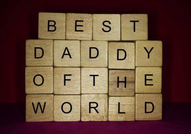 Tahta bloklara yazılmış kelimeler: Dünyanın en iyi babası. Mutlu Babalar Günü Kavramı.  