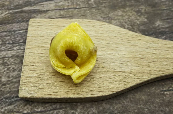 Dettaglio Tortellino Crudo Pasta Tradizionale Italiana Cucchiaio Legno Sfondo Legno — Foto Stock