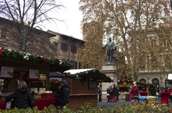 ボローニャ イタリア 2019年12月18日 イタリアのミンゲッティ広場ボローニャでフランスのクリスマスマーケットでの人々の買い物 — ストック写真
