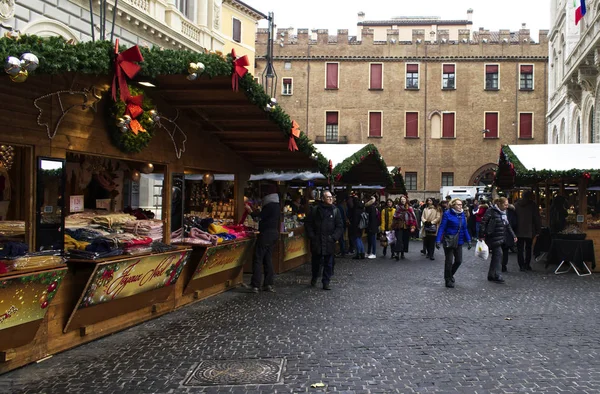 ボローニャ イタリア 2019年12月18日 イタリアのミンゲッティ広場ボローニャでフランスのクリスマスマーケットでの人々の買い物 — ストック写真