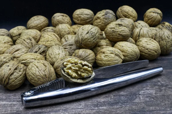 Nueces Con Cascanueces Metal Sobre Fondo Madera — Foto de Stock