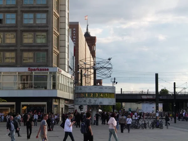 Berlin / Almanya - 22 Haziran 2012: Alexanderplatz Meydanı, Berlin