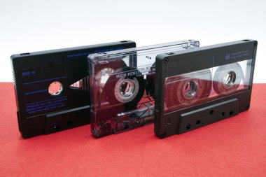 Klasik ses kasedi. Kullanım dışı ekipmanlar hi-fi teyp seti. Klasik kayıt teknolojisi. 