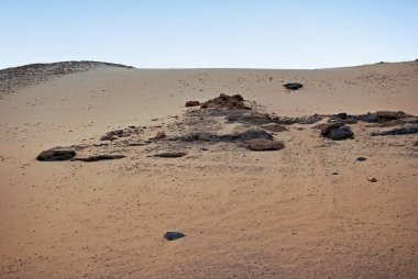 Çölde bir kum tepesinde gün batımı. Aswan, Mısır