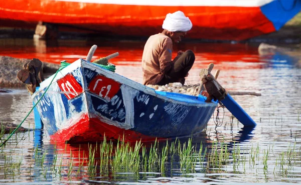 Aswan Egito Maio 2008 Homem Vestindo Turbante Barco Rio Nilo — Fotografia de Stock