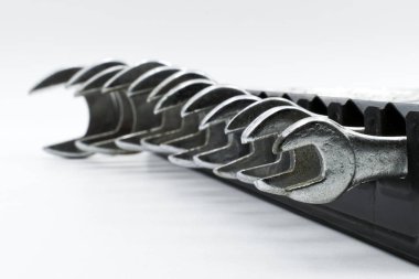 Beyaz üzerine izole edilmiş bir çift el anahtarı araçları 