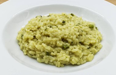 Ahşap masaya kuşkonmaz konmuş risotto. İtalyan yemekleri yakın plan.
