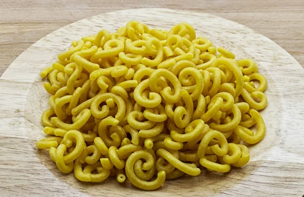 Rauwe Gramigna Pasta Houten Tafel Traditionele Italiaanse Pasta — Stockfoto