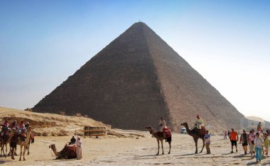 Kahire / Mısır - 7 Mayıs 2008: Kahire 'deki Büyük Cheops Piramidi. Sağ altta Firavun 'un güneş teknesinin sergisi var..