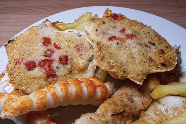 Brochettes Crevettes Grillées Coquille Pétoncles Bâton Surimi Avec Des Frites — Photo