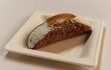 Sicilyalı Cannolo (Cannolo Siciliano). Tipik Sicilyalı tatlısı. İtalya 