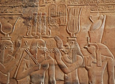 Kom Ombo tapınağının içindeki Antik Mısırlı hyeroglifler. Mısır