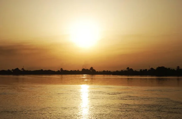 日落时的埃及尼罗河沿岸游轮 — 图库照片