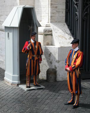 Vatikan Şehri / Roma, İtalya - 9 Ağustos 2006: Vatikan askeri halberd ile ayakta duruyor. 