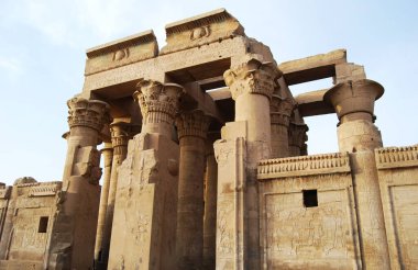 Mısır Kom Ombo Tapınağı 'nın eski sütunları. Mısır