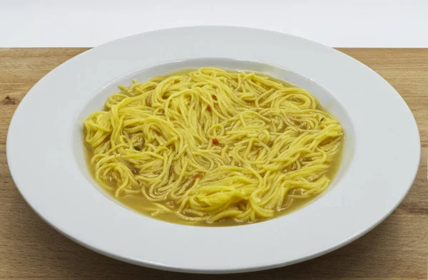 Tagliolini Caldo Pasta Italiana Plato Blanco Sobre Mesa Madera — Foto de Stock