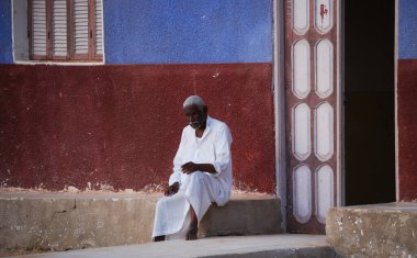 Aswan / Mısır - 8 Mayıs 2008: Nubian köyünün Mısırlı yaşlı adamı