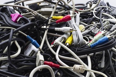 Elektronik bileşenler, ses-video kabloları, RCA eklentileri ve USB bağlantıları.