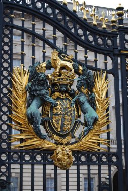 Londra Buckingham Sarayı 'nın kapısında kraliyet amblemi