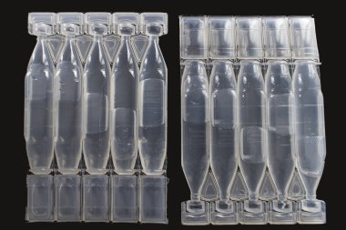 Göz damlaları siyah arkaplanda izole edilmiş..