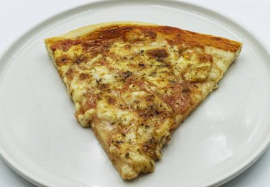 Bir dilim ev yapımı İtalyan margherita pizzası.
