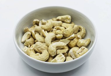 Beyaz arka planda izole edilmiş kaju fıstığı.