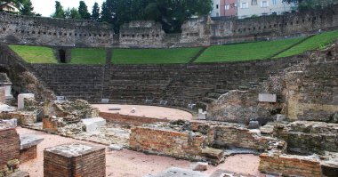 Trieste / İtalya - Otober 10, 2010: Trieste 'deki ünlü Roma amfiteratörü
