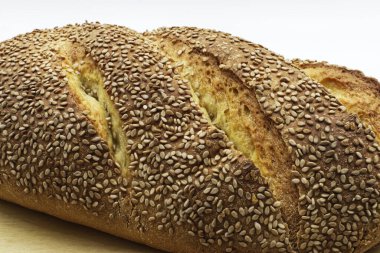 Beyaz arka planda susamlı geleneksel Sicilya ekmeği.