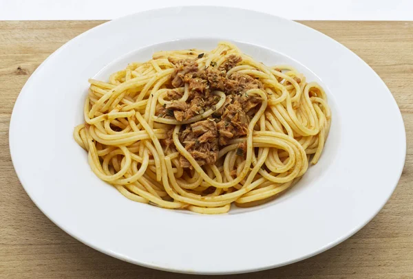 Tradycyjne Włoskie Spaghetti Tuńczykiem Sosie Pomidorowym Białym Naczyniu — Zdjęcie stockowe