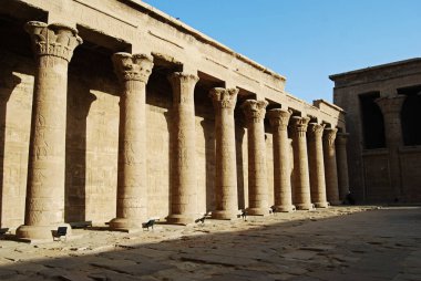 Edfu Tapınağı 'ndaki sütunlar, kabartmalar ve heykeller. Nubia, Mısır