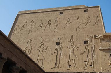 Edfu Tapınağı 'ndaki sütunlar, kabartmalar ve heykeller. Nubia, Mısır
