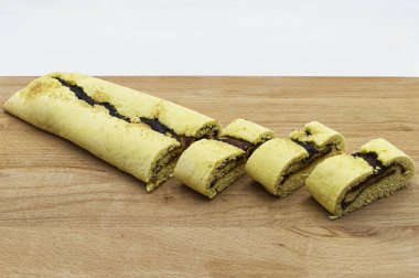 Ev yapımı Pinza bolonez, geleneksel İtalyan tatlısı ahşap masada.