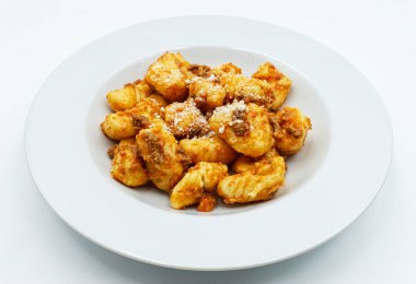 Ragu bolonez ve parmesan peynirli Gnocchi. İtalya 'nın taze makarna geleneği.