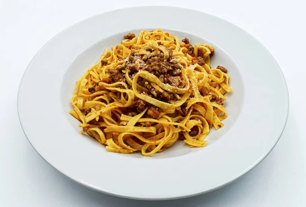 Fettuccin Med Ragu Bolognese Och Parmesan Isolerad Vitt Italiensk Pasta — Stockfoto