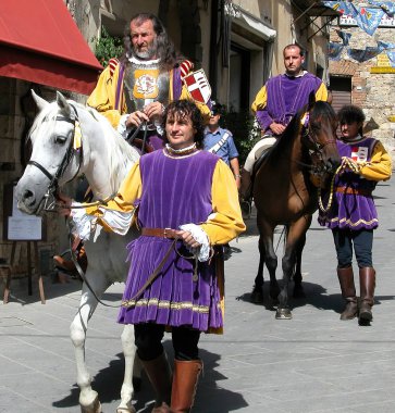 Sarteano / Siena, Tuscany, İtalya - 15 Ağustos 2008: Ortaçağ Saracen Joust, Giostra del Saracino. Turnuvadan önce Sarteano sokakları arasında geleneksel kostüm geçidi 