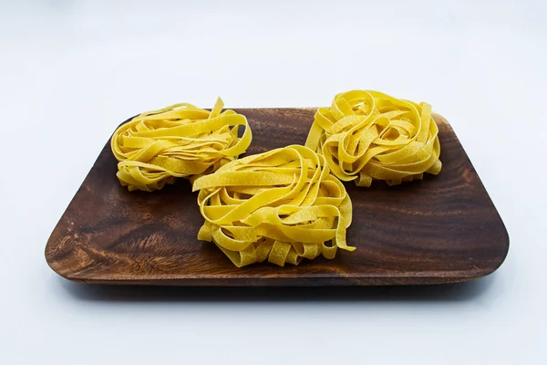 Raw Tagliatelle Träbricka Traditionell Italiensk Pasta — Stockfoto