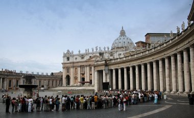 Roma / İtalya - 8 Ağustos 2015: St. Peter Meydanı 'nda insanlar peş peşe dizildi. Roma, İtalya