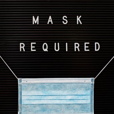 Mesajlar için değiştirilebilir mektup tahtası, beyaz plastik harfler. Not: Maske gerekli
