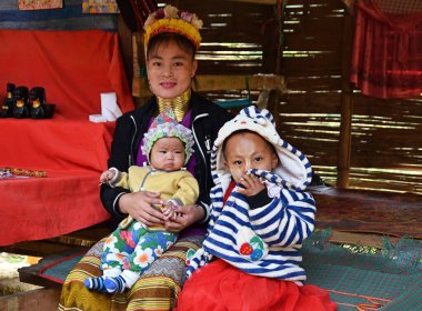 Baan Tong Luang / Tayland - 19 Ocak 2020: İki çocuklu Taylandlı uzun boyunlu Kayan kadın (zürafa kadın).