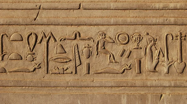 埃及一座寺庙中的古代象形文字和浮雕 — 图库照片