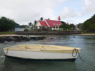 Mauritius Adası 'nın kuzeyindeki Cap Malheureux Kilisesi, okyanus manzaralı.